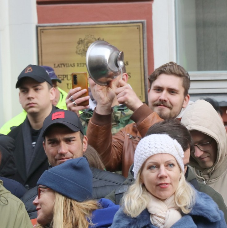 Latvijas ēdinātāji lielā skaitā pie Saeimas aicina politiķus samazināt PVN un uzklausīt nozares prasības Latvijas ēdinātāji lielā skaitā pie Saeimas aicina politiķus samazināt PVN un uzklausīt nozares prasības 362744