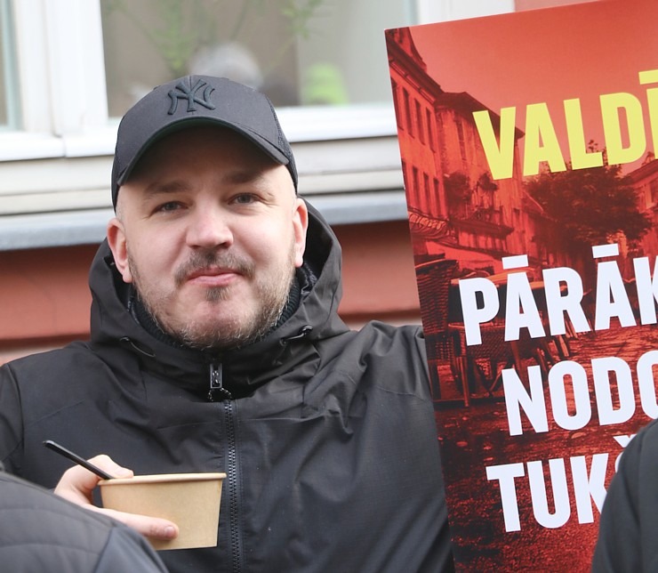 Latvijas ēdinātāji lielā skaitā pie Saeimas aicina politiķus samazināt PVN un uzklausīt nozares prasības Latvijas ēdinātāji lielā skaitā pie Saeimas aicina politiķus samazināt PVN un uzklausīt nozares prasības 362747