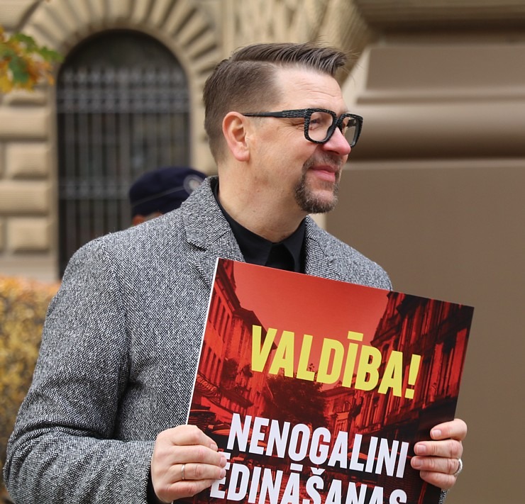 Latvijas ēdinātāji lielā skaitā pie Saeimas aicina politiķus samazināt PVN un uzklausīt nozares prasības Latvijas ēdinātāji lielā skaitā pie Saeimas aicina politiķus samazināt PVN un uzklausīt nozares prasības 362749