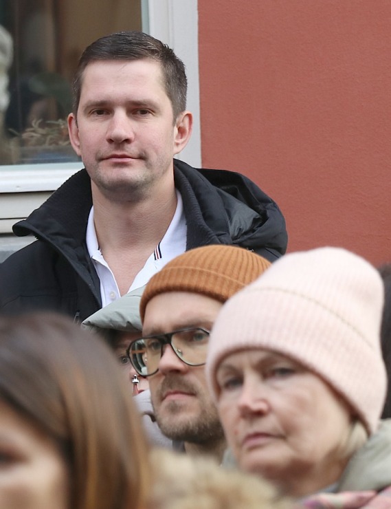 Latvijas ēdinātāji lielā skaitā pie Saeimas aicina politiķus samazināt PVN un uzklausīt nozares prasības Latvijas ēdinātāji lielā skaitā pie Saeimas aicina politiķus samazināt PVN un uzklausīt nozares prasības 362750