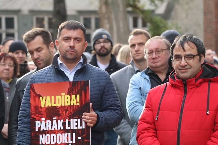 Latvijas ēdinātāji lielā skaitā pie Saeimas aicina politiķus samazināt PVN un uzklausīt nozares prasības Latvijas ēdinātāji lielā skaitā pie Saeimas aicina politiķus samazināt PVN un uzklausīt nozares prasības 362751