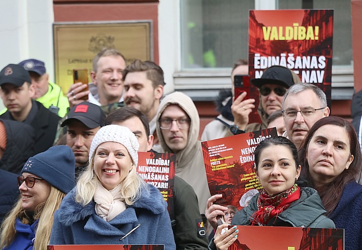 Latvijas ēdinātāji lielā skaitā pie Saeimas aicina politiķus samazināt PVN un uzklausīt nozares prasības Latvijas ēdinātāji lielā skaitā pie Saeimas aicina politiķus samazināt PVN un uzklausīt nozares prasības 362752