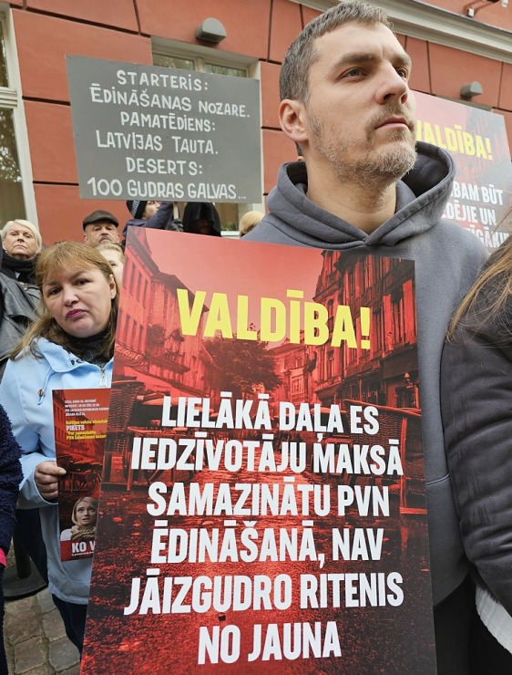 Latvijas ēdinātāji lielā skaitā pie Saeimas aicina politiķus samazināt PVN un uzklausīt nozares prasības Latvijas ēdinātāji lielā skaitā pie Saeimas aicina politiķus samazināt PVN un uzklausīt nozares prasības 362753