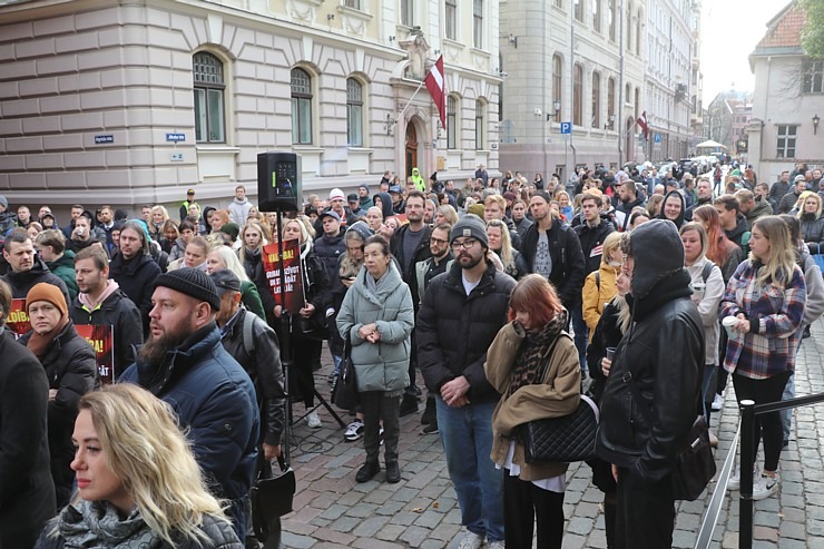 Latvijas ēdinātāji lielā skaitā pie Saeimas aicina politiķus samazināt PVN un uzklausīt nozares prasības Latvijas ēdinātāji lielā skaitā pie Saeimas aicina politiķus samazināt PVN un uzklausīt nozares prasības 362700