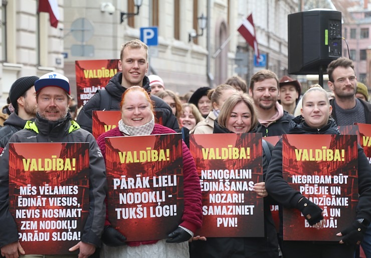 Latvijas ēdinātāji lielā skaitā pie Saeimas aicina politiķus samazināt PVN un uzklausīt nozares prasības Latvijas ēdinātāji lielā skaitā pie Saeimas aicina politiķus samazināt PVN un uzklausīt nozares prasības 362701