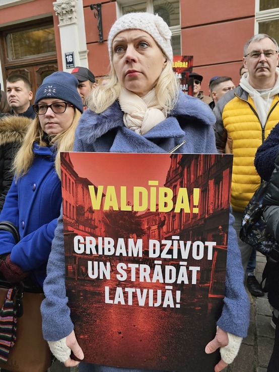 Latvijas ēdinātāji lielā skaitā pie Saeimas aicina politiķus samazināt PVN un uzklausīt nozares prasības Latvijas ēdinātāji lielā skaitā pie Saeimas aicina politiķus samazināt PVN un uzklausīt nozares prasības 362702
