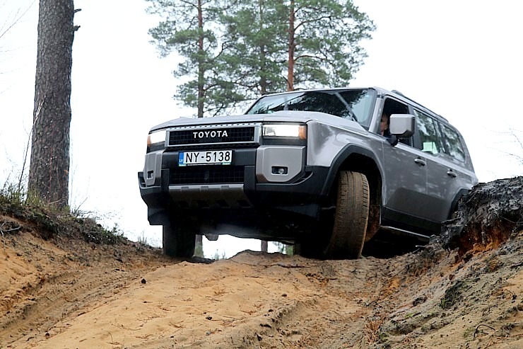 Sadarbībā ar auto nomu «Europcar Latvija» iepazīstam bezceļos jauno un kantīgo «Toyota Land Cruiser» Sadarbībā ar auto nomu «Europcar Latvija» iepazīstam bezceļos jauno un kantīgo «Toyota Land Cruiser» 362915