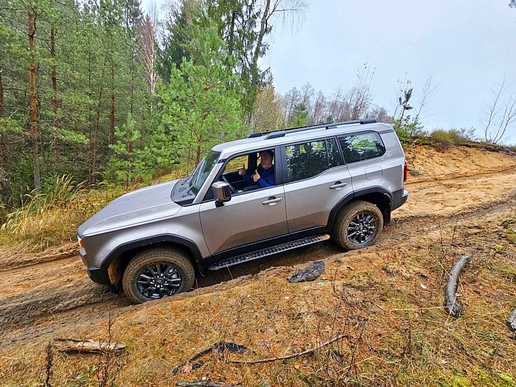 Sadarbībā ar auto nomu «Europcar Latvija» iepazīstam bezceļos jauno un kantīgo «Toyota Land Cruiser» Sadarbībā ar auto nomu «Europcar Latvija» iepazīstam bezceļos jauno un kantīgo «Toyota Land Cruiser» 362925