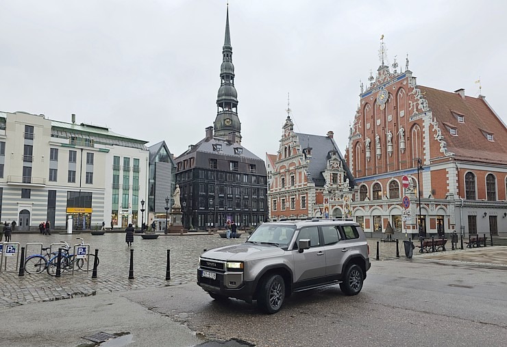 Sadarbībā ar auto nomu «Europcar Latvija» iepazīstam bezceļos jauno un kantīgo «Toyota Land Cruiser» Sadarbībā ar auto nomu «Europcar Latvija» iepazīstam bezceļos jauno un kantīgo «Toyota Land Cruiser» 362942