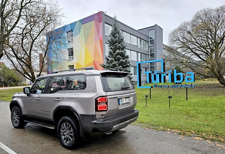 Sadarbībā ar auto nomu «Europcar Latvija» iepazīstam bezceļos jauno un kantīgo «Toyota Land Cruiser» Sadarbībā ar auto nomu «Europcar Latvija» iepazīstam bezceļos jauno un kantīgo «Toyota Land Cruiser» 362943