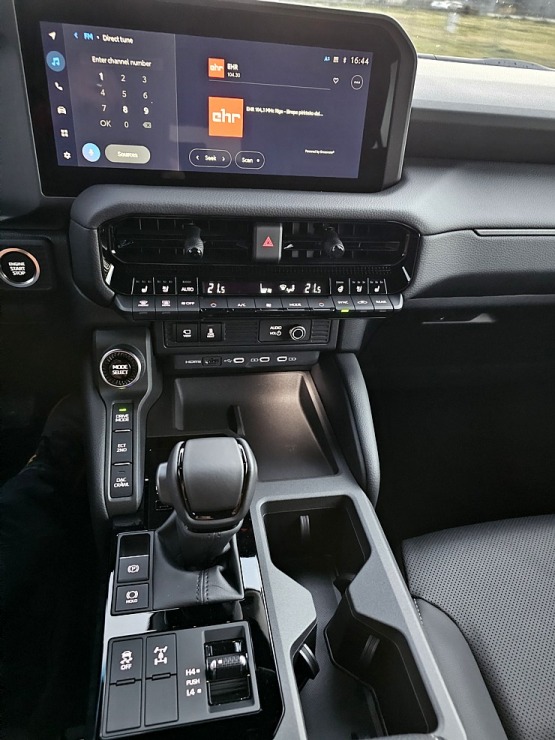 Sadarbībā ar auto nomu «Europcar Latvija» iepazīstam bezceļos jauno un kantīgo «Toyota Land Cruiser» Sadarbībā ar auto nomu «Europcar Latvija» iepazīstam bezceļos jauno un kantīgo «Toyota Land Cruiser» 362946