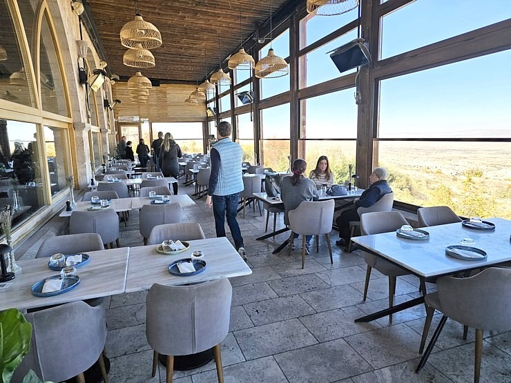 Sadarbībā ar «Turkish Airlines» izbaudām pusdienas Kapadokijas restorānā « Millocal Restaurant» 364164