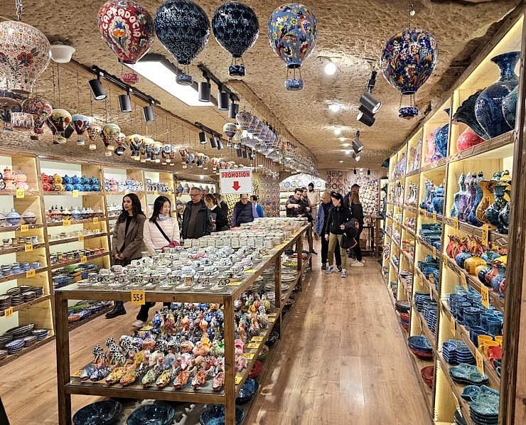 Sadarbībā ar «Turkish Airlines» iepazīstam slavenu Kapadokijas keramiķu darbnīcu «Aldag Elite Cave Ceramic» Sadarbībā ar «Turkish Airlines» iepazīstam slavenu Kapadokijas keramiķu darbnīcu «Aldag Elite Cave Ceramic» 364211