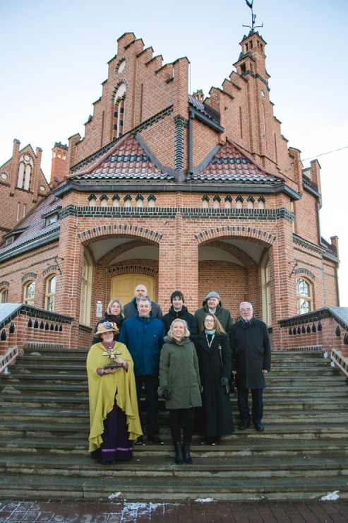 Jaunmoku pils fasāde atguvusi ķieģeļsarkano mirdzumu. Foto: Ieva Krūmiņa 364370