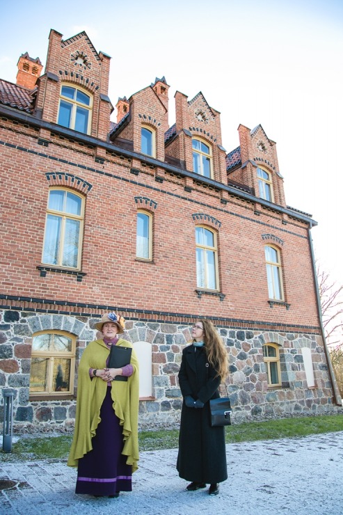 Jaunmoku pils fasāde atguvusi ķieģeļsarkano mirdzumu. Foto: Ieva Krūmiņa 364364