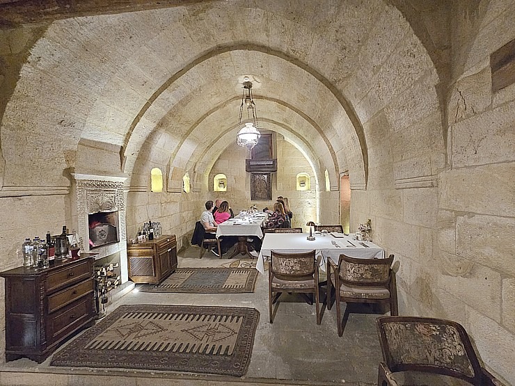 Sadarbībā ar «Turkish Airlines» izbaudām augstas klases restorānu «Kayakapi Premium Caves» Kapadokijā Sadarbībā ar «Turkish Airlines» izbaudām augstas klases restorānu «Kayakapi Premium Caves» Kapadokijā 364375