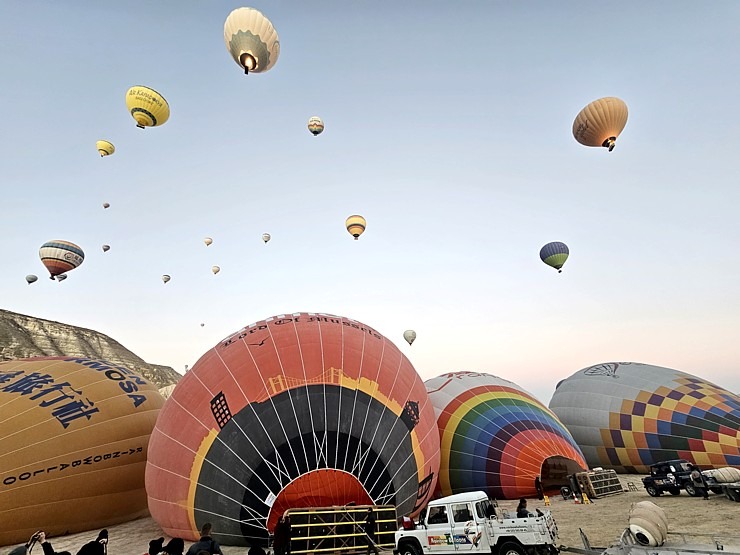 Sadarbībā ar «Turkish Airlines» saullēkta gaismā lidojam ar gandrīz 100 gaisa baloniem vienlaicīgi Sadarbībā ar «Turkish Airlines» saullēkta gaismā lidojam ar gandrīz 100 gaisa baloniem vienlaicīgi 364708