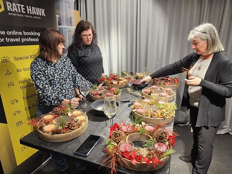 Starptautiskais ceļojumu tehnoloģiju uzņēmums «Rate Hawk» ar TOP labākajām tūrisma firmām meistaro Adventa vainagus 364857