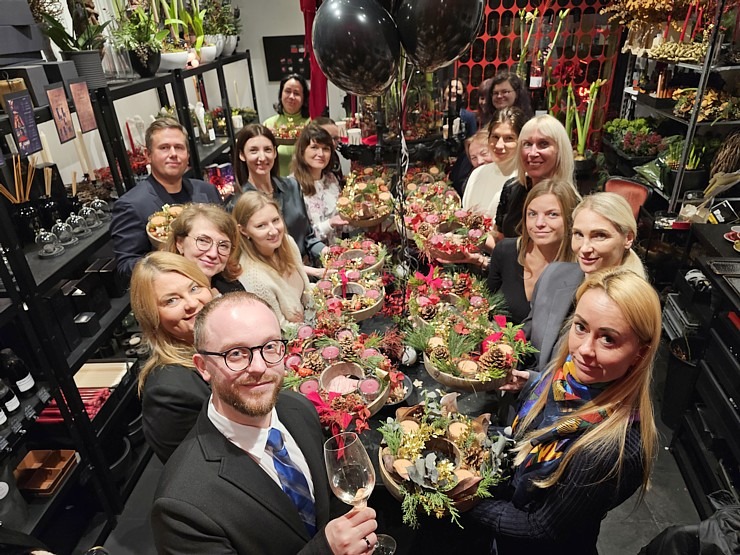 Starptautiskais ceļojumu tehnoloģiju uzņēmums «Rate Hawk» ar TOP labākajām tūrisma firmām meistaro Adventa vainagus 364883