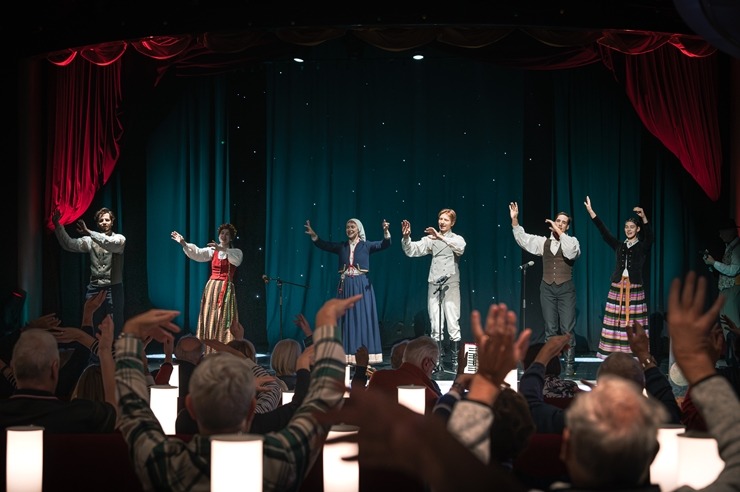 Ar vācu kompānijas «Phoenix Reisen» kuģa «Amadea» vizīti Rīgā iesākusies ziemas kruīzu sezona. Foto: Viesturs Jūgs Ar vācu kompānijas «Phoenix Reisen» kuģa «Amadea» vizīti Rīgā iesākusies ziemas kruīzu sezona. Foto: Viesturs Jūgs 365207