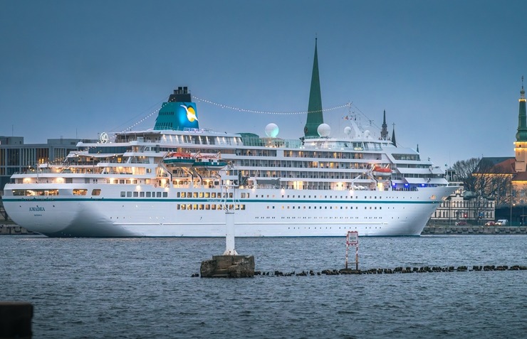 Ar vācu kompānijas «Phoenix Reisen» kuģa «Amadea» vizīti Rīgā iesākusies ziemas kruīzu sezona. Foto: Viesturs Jūgs Ar vācu kompānijas «Phoenix Reisen» kuģa «Amadea» vizīti Rīgā iesākusies ziemas kruīzu sezona. Foto: Viesturs Jūgs 365196
