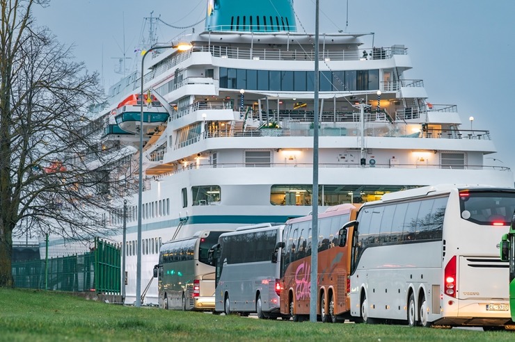 Ar vācu kompānijas «Phoenix Reisen» kuģa «Amadea» vizīti Rīgā iesākusies ziemas kruīzu sezona. Foto: Viesturs Jūgs Ar vācu kompānijas «Phoenix Reisen» kuģa «Amadea» vizīti Rīgā iesākusies ziemas kruīzu sezona. Foto: Viesturs Jūgs 365198