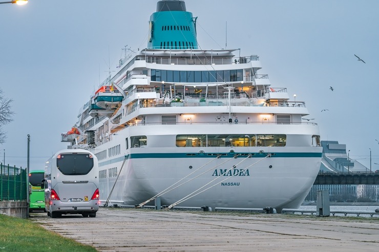 Ar vācu kompānijas «Phoenix Reisen» kuģa «Amadea» vizīti Rīgā iesākusies ziemas kruīzu sezona. Foto: Viesturs Jūgs Ar vācu kompānijas «Phoenix Reisen» kuģa «Amadea» vizīti Rīgā iesākusies ziemas kruīzu sezona. Foto: Viesturs Jūgs 365199