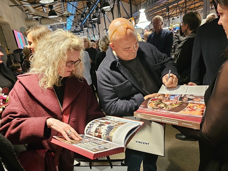 Tiek oficiāli atklāta piemiņas grāmata slavenajam šefpavāram Mārtiņam Rītiņam - «Pavārgrāmata Mārtiņam» Tiek oficiāli atklāta piemiņas grāmata slavenajam šefpavāram Mārtiņam Rītiņam - «Pavārgrāmata Mārtiņam» 365239