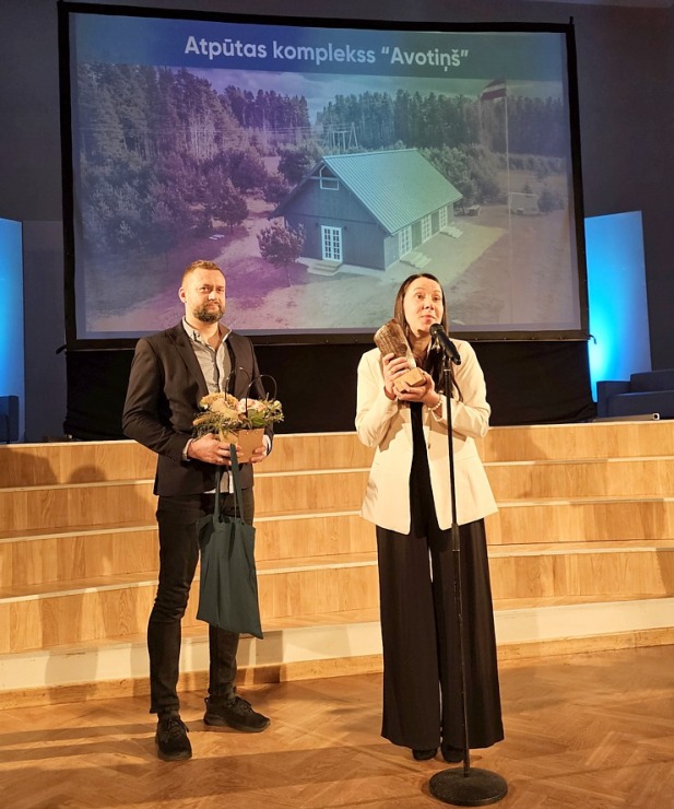 Latgales Tūrisma gada balvas 2024 laureāti tiek apbalvoti un sumināti Daugavpilī - Labākā tūristu mītne laukos – Atpūtas komplekss “Avotiņš” Līvānu no Latgales Tūrisma gada balvas 2024 laureāti tiek apbalvoti un sumināti Daugavpilī - Labākā tūristu mītne laukos – Atpūtas komplekss “Avotiņš” Līvānu no 365373