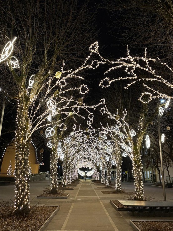 Ogre piedāvā Ziemassvētku noskaņojumu ar instagramīgiem gaismas objektiem 365605