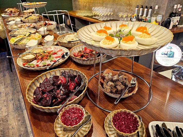 Jaunais Vecrīgas restorāns «3 Seasons» un šefpavārs Ingmārs Ladigs rīko pirmās vēlās brokastis jeb branču. Telefons: +371 29218599, Audēju iela 15 vai Jaunais Vecrīgas restorāns «3 Seasons» un šefpavārs Ingmārs Ladigs rīko pirmās vēlās brokastis jeb branču. Telefons: +371 29218599, Audēju iela 15 vai 365964