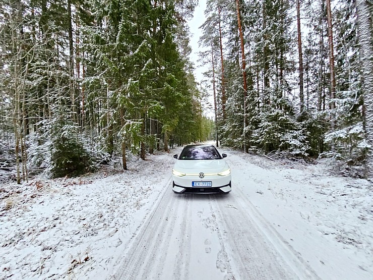 Ar jauno Volkswagen ID.7 ceļojam uz viesu namu «Bergervilla» Valkas novadā 366026