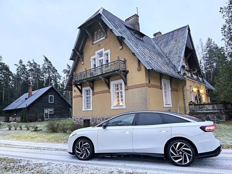 Ar jauno Volkswagen ID.7 ceļojam uz viesu namu «Bergervilla» Valkas novadā 366037