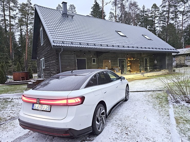 Ar jauno Volkswagen ID.7 ceļojam uz viesu namu «Bergervilla» Valkas novadā 366038