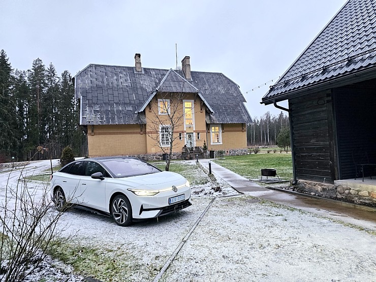Ar jauno Volkswagen ID.7 ceļojam uz viesu namu «Bergervilla» Valkas novadā 366039