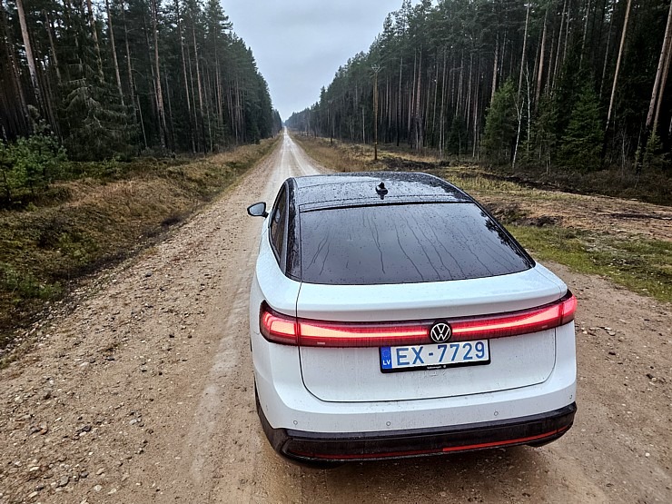 Ar jauno Volkswagen ID.7 ceļojam uz viesu namu «Bergervilla» Valkas novadā 366041