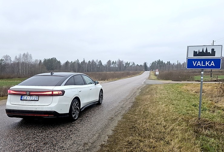 Ar jauno Volkswagen ID.7 ceļojam uz viesu namu «Bergervilla» Valkas novadā 366043