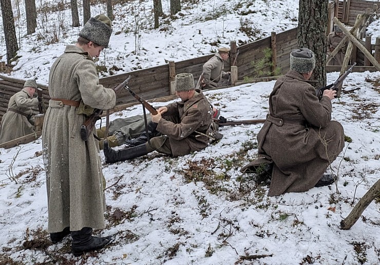 Latvijas patrioti Mārupes novada Antiņu kapos atceras Ziemassvētku kaujas ar cīņu rekonstrukciju. Foto: Juris Smaļinskis. Vairāk informācijas - milita Latvijas patrioti Mārupes novada Antiņu kapos atceras Ziemassvētku kaujas ar cīņu rekonstrukciju. Foto: Juris Smaļinskis. Vairāk informācijas - milita 366729