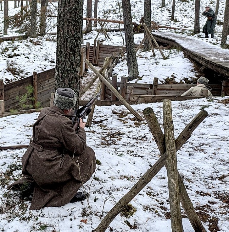 Latvijas patrioti Mārupes novada Antiņu kapos atceras Ziemassvētku kaujas ar cīņu rekonstrukciju. Foto: Juris Smaļinskis. Vairāk informācijas - milita Latvijas patrioti Mārupes novada Antiņu kapos atceras Ziemassvētku kaujas ar cīņu rekonstrukciju. Foto: Juris Smaļinskis. Vairāk informācijas - milita 366733