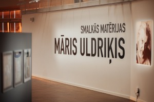 Liepājas koncertzālē atklāta izstāde «Māris Uldriķis. Smalkās matērijas»