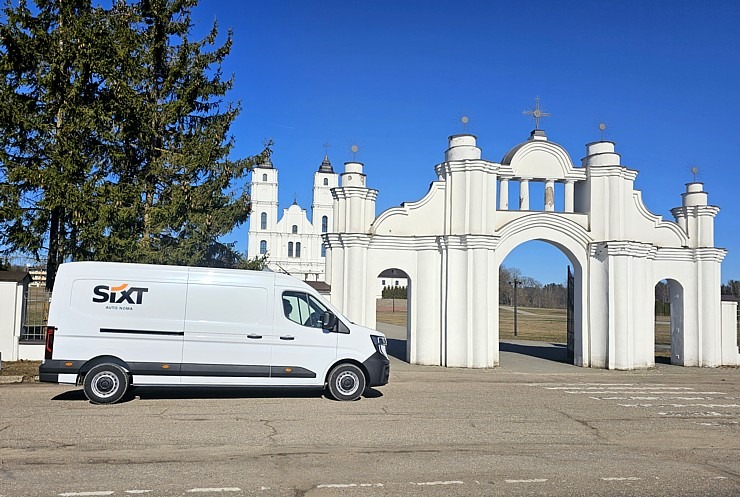 Sadarbībā ar auto nomu «Sixt Latvija» lauku krancis Rio iegūst jaunu suņa būdu Latgalē 369155