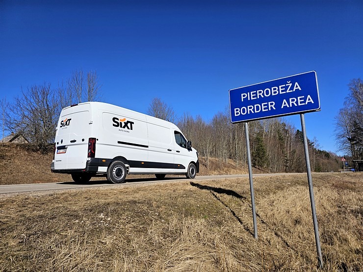 Sadarbībā ar auto nomu «Sixt Latvija» lauku krancis Rio iegūst jaunu suņa būdu Latgalē 369156
