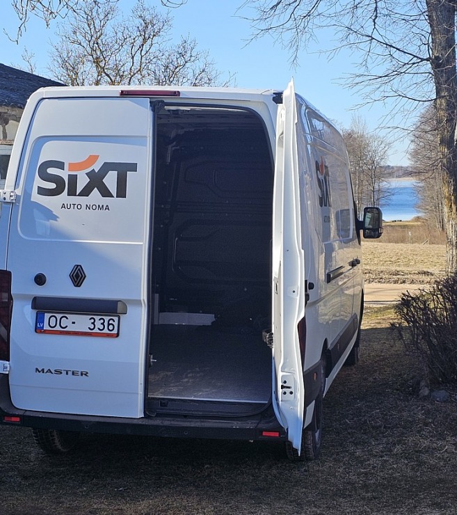 Sadarbībā ar auto nomu «Sixt Latvija» lauku krancis Rio iegūst jaunu suņa būdu Latgalē 369158