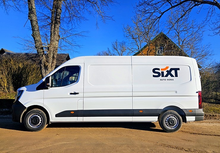 Sadarbībā ar auto nomu «Sixt Latvija» lauku krancis Rio iegūst jaunu suņa būdu Latgalē 369164