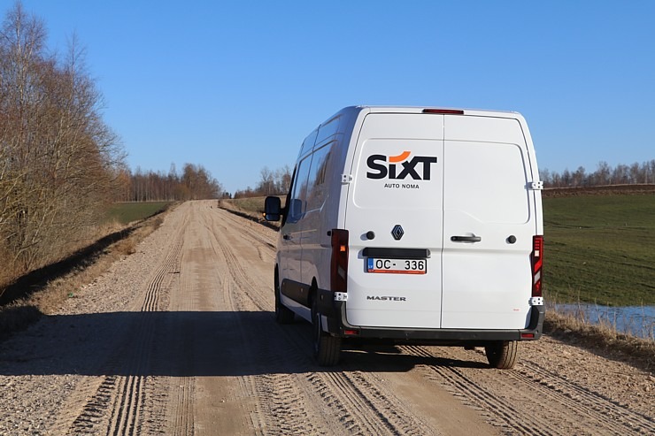 Sadarbībā ar auto nomu «Sixt Latvija» lauku krancis Rio iegūst jaunu suņa būdu Latgalē 369165