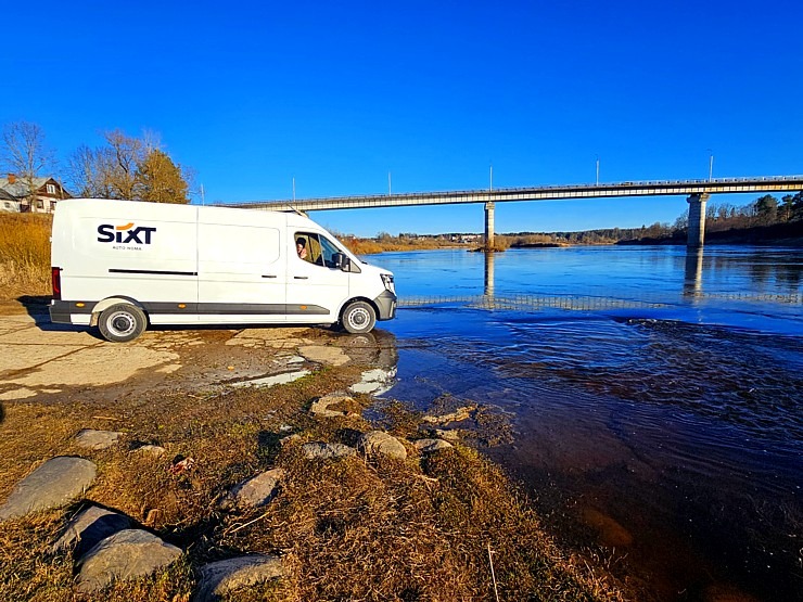 Sadarbībā ar auto nomu «Sixt Latvija» lauku krancis Rio iegūst jaunu suņa būdu Latgalē 369168