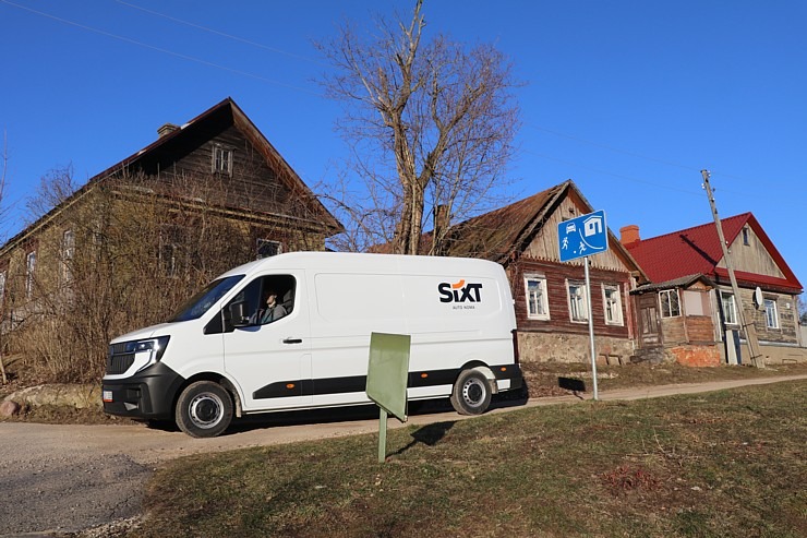 Sadarbībā ar auto nomu «Sixt Latvija» lauku krancis Rio iegūst jaunu suņa būdu Latgalē 369170