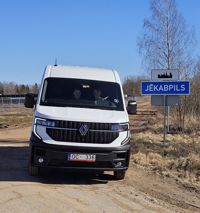 Sadarbībā ar auto nomu «Sixt Latvija» lauku krancis Rio iegūst jaunu suņa būdu Latgalē 369147