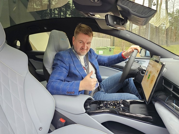 Travelnews.lv klātienē iepazīst pasaulē vadošā elektromobiļu ražotāja BYD (Build Your Dreams) spēkratus Travelnews.lv klātienē iepazīst pasaulē vadošā elektromobiļu ražotāja BYD (Build Your Dreams) spēkratus 369460