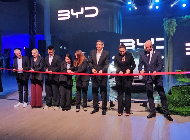 Ar grandiozu pasākumu Ķīnas autoražotājs «BYD» ienāk Latvijas spēkratu tirgū 369495